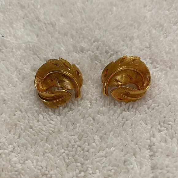 3 Pair Vintage Clip on Earrings Gold and Piink. - Picture 5 of 6